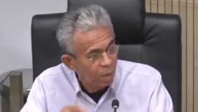 Durante Palestra, Homem Sofre AVC Ao Vivo E Imagens Ch0cam A Todos "Sua Boca Ficou T... Ver Mais