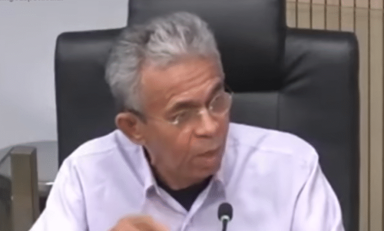 Durante Palestra, Homem Sofre AVC Ao Vivo E Imagens Ch0cam A Todos "Sua Boca Ficou T... Ver Mais