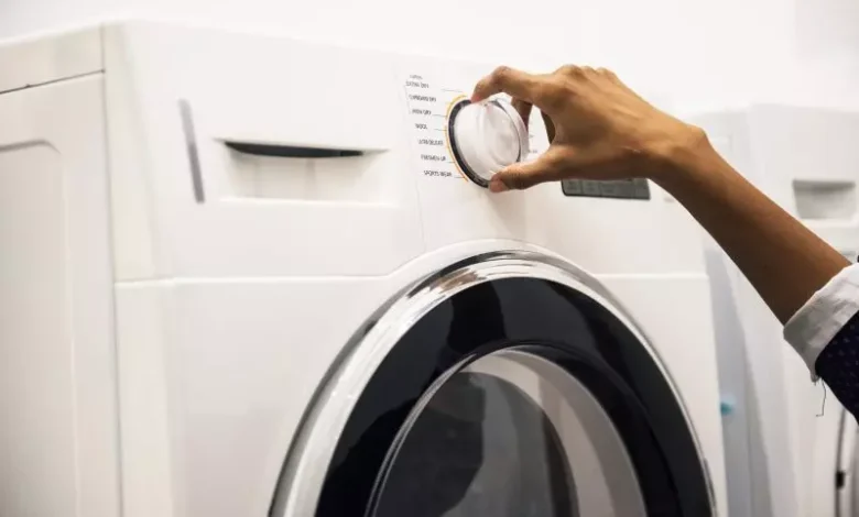 Descubra o horário certo para usar a máquina de lavar e reduzir o consumo