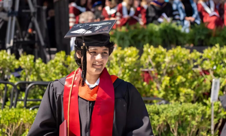 Esse é o jovem que começou a universidade aos 9 anos, virou engenheiro da SpaceX aos 14 e agora, com 16, surpreende ao trocar Elon Musk por Wall Street