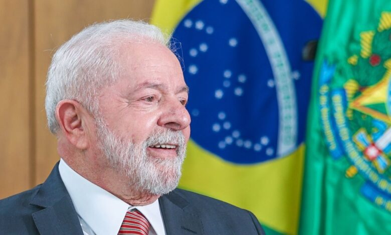 Lula anuncia envio ao Congresso de projeto de lei para regulamentar redes sociais de crianças e adolescentes.