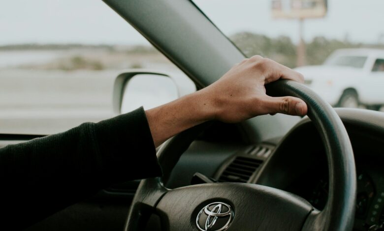 Tirar uma mão do volante dá multa? Veja o que diz a lei
