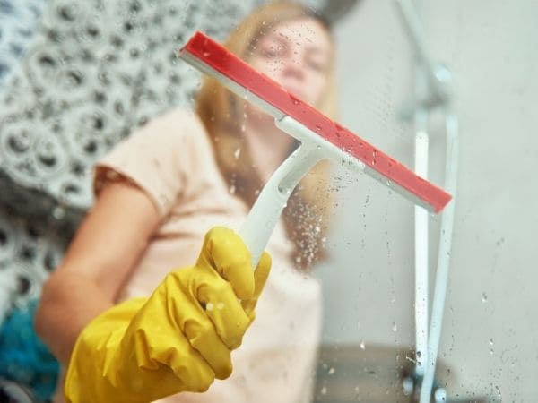 O método infalível para eliminar a sujeira do box do chuveiro