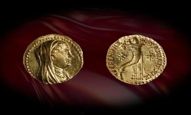 moeda de ouro - A única moeda de Berenice II já encontrada em um contexto arqueológico.