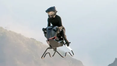 Conheça a moto que desafia a gravidade e voa no céu