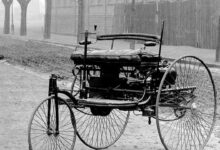 Descubra como o Benz Patent-Motorwagen, criado por Karl Benz em 1885, se tornou o primeiro carro da história e revolucionou a forma de se locomover. Fonte: Wikipedia
