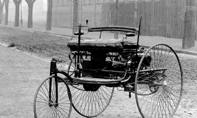 Descubra como o Benz Patent-Motorwagen, criado por Karl Benz em 1885, se tornou o primeiro carro da história e revolucionou a forma de se locomover. Fonte: Wikipedia