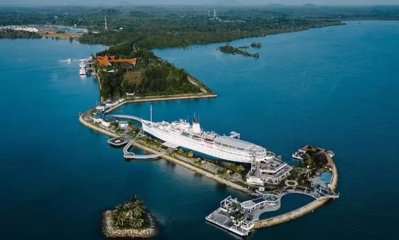 SS Medina, Navio, Hotel de luxo