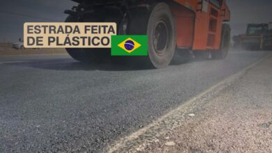 Tecnologia brasileira utiliza plástico reciclado no asfalto, promete triplicar a vida útil das rodovias e impulsiona sustentabilidade nas estradas.