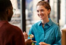 O que pessoas da classe média baixa fazem em restaurantes sem perceber o impacto