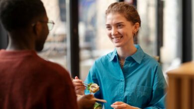 O que pessoas da classe média baixa fazem em restaurantes sem perceber o impacto
