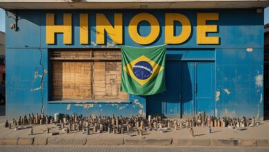 Fachada abandonada da Hinode com bandeira do Brasil e frascos de cosméticos acumulados na calçada