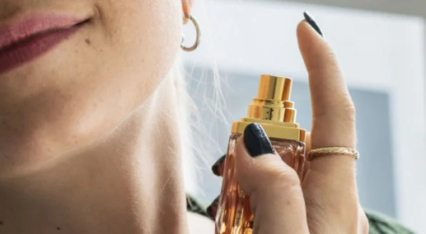 Perfume no pescoço? Especialista revela o risco oculto dessa prática comum