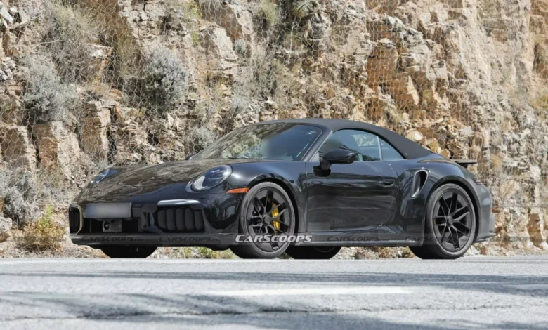 Porsche 911 Turbo Conversível 2026 surge em testes com sistema híbrido