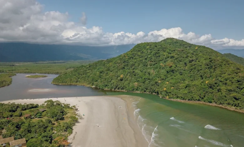 Rio e mar se encontram em praia que é um verdadeiro cartão postal de São Paulo