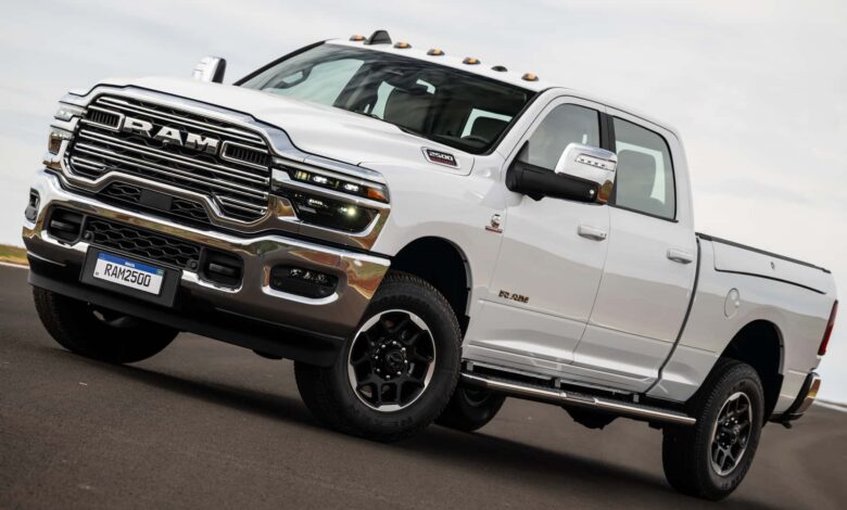Novas RAM 2500 e 3500 2025 ganham visual renovado e câmbio inédito