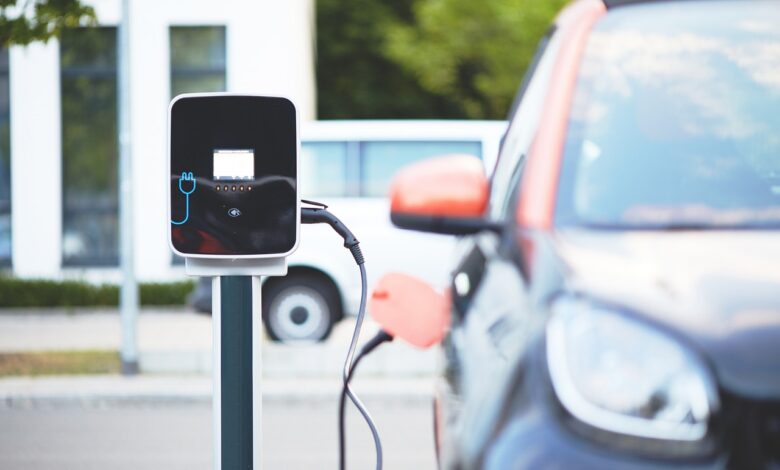 Recarga rápida de carros elétricos revela impacto ambiental inesperado