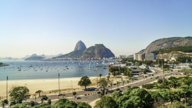 Vista panorâmica do Rio de Janeiro com o Pão de Açúcar e praia em destaque, relacionada ao estudo sobre insegurança turística em 2025.