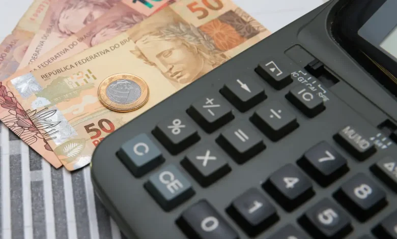 Salário descontado por não bater ponto? Veja o que diz a lei