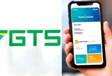 Mão segura celular com aplicativo FGTS aberto e logotipo oficial do FGTS ao lado.