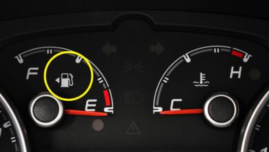 Quer saber onde fica o tanque de gasolina do carro sem sair do veículo? Confira truques simples e dicas práticas para nunca errar o lado na hora de abastecer.