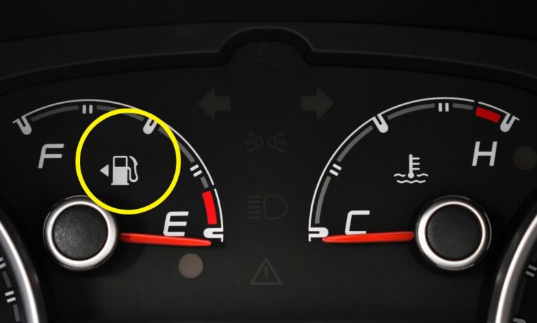Quer saber onde fica o tanque de gasolina do carro sem sair do veículo? Confira truques simples e dicas práticas para nunca errar o lado na hora de abastecer.