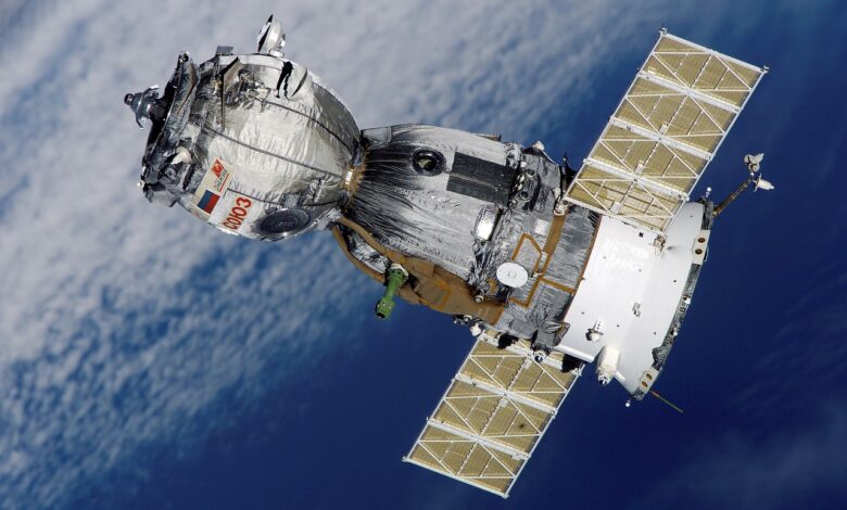 Como tempestades no espaço estão derrubando satélites de Elon Musk