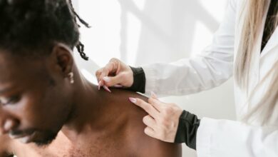 Como tratar os problemas que destroem seus ombros, segundo fisioterapeuta