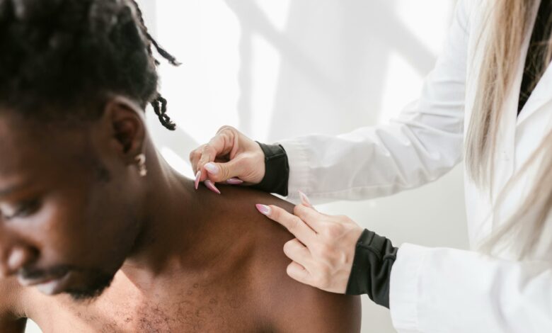 Como tratar os problemas que destroem seus ombros, segundo fisioterapeuta