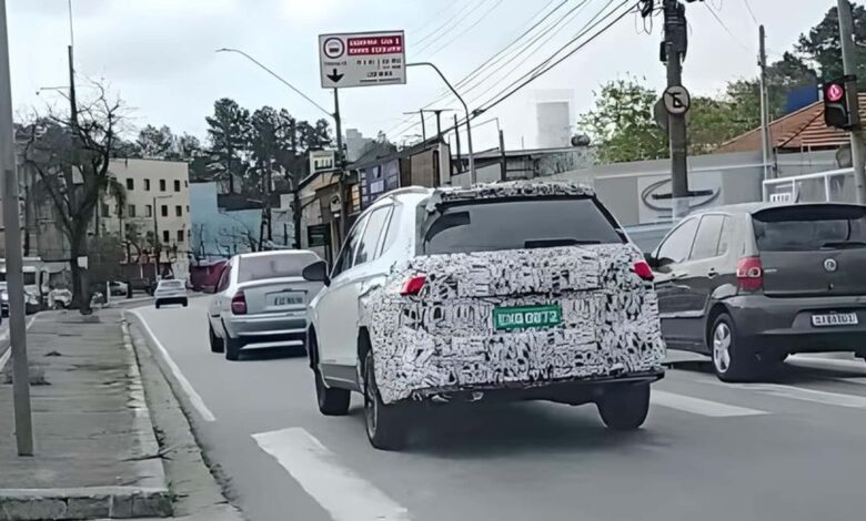 inédita picape da VW continua em testes com disfarce de Tiguan