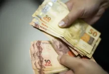 Valor extra em agosto cai na conta de beneficiários; descubra se é o seu caso
