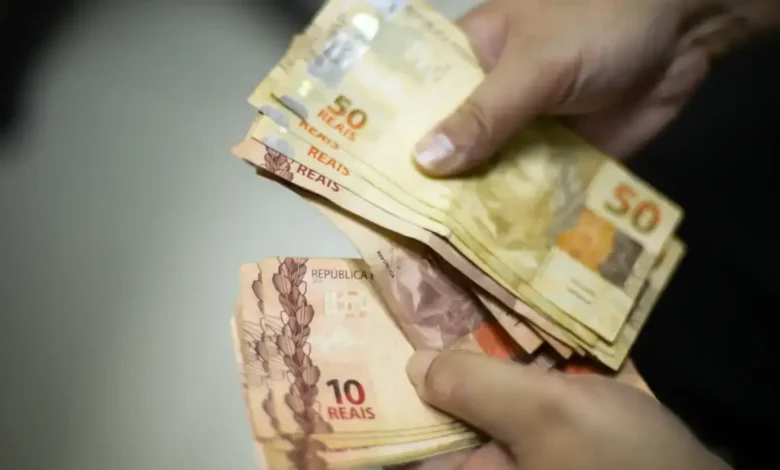Valor extra em agosto cai na conta de beneficiários; descubra se é o seu caso
