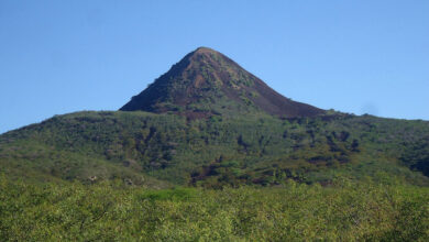 Vulcão com 590 metros de altura, escondido em cidadezinha do interior do brasil, intriga turistas e pesquisadores