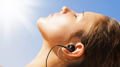 Vitamina D baixa: não é só por causa do sol Essa condição afeta principalmente idosos e pessoas com pouca exposição ao sol. O problema se agrava durante meses de inverno ou em regiões com menos luz solar e, muitas vezes, é associado a dietas carentes de nutrientes essenciais. Principais causas da deficiência de vitamina D A exposição limitada ao sol é a causa mais comum. Mesmo em países tropicais como o Brasil, muitos passam tempo excessivo em ambientes fechados devido ao estilo de vida urbano. Também é importante considerar a ingestão inadequada de alimentos ricos em vitamina D, como peixes gordurosos e ovos. Outros fatores incluem doenças renais e intestinais, que afetam a absorção de vitamina D, além do uso excessivo de protetor solar, que reduz a síntese cutânea da vitamina. Sintomas subestimados da falta de vitamina D Os sintomas da deficiência de vitamina D são sutis, mas preocupantes. Indivíduos afetados podem experimentar fadiga, fraqueza muscular e cãibras. Nos casos graves, surgem problemas ósseos, como osteomalácia em adultos e raquitismo em crianças. Há também ligação com depressão e alterações de sono, mostrando sua influência no sistema nervoso. Como é diagnosticada e tratada a deficiência O diagnóstico é feito por exames de sangue, medindo os níveis de 25-hidroxivitamina D. Níveis baixos requerem suplementação. A exposição regular ao sol, sem proteção excessiva, pode ajudar na prevenção e tratamento, mas a orientação médica é essencial. Melhorar a dieta com alimentos ricos em vitamina D é outro passo eficaz. A vitamina D é vital para a saúde óssea e o bem-estar geral. Os tratamentos podem variar desde mudanças no estilo de vida até suplementação. Fazer check-ups regulares é crucial, especialmente para aqueles em grupos de risco.