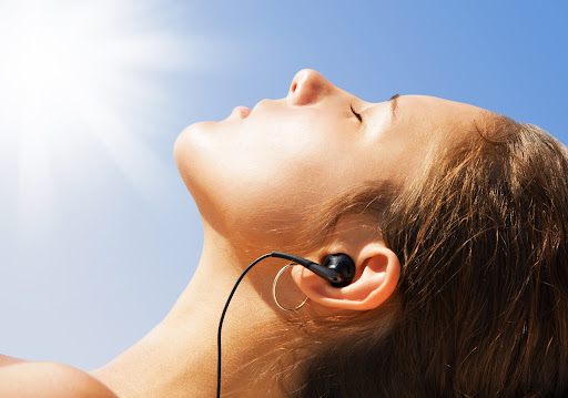 Vitamina D baixa: não é só por causa do sol Essa condição afeta principalmente idosos e pessoas com pouca exposição ao sol. O problema se agrava durante meses de inverno ou em regiões com menos luz solar e, muitas vezes, é associado a dietas carentes de nutrientes essenciais. Principais causas da deficiência de vitamina D A exposição limitada ao sol é a causa mais comum. Mesmo em países tropicais como o Brasil, muitos passam tempo excessivo em ambientes fechados devido ao estilo de vida urbano. Também é importante considerar a ingestão inadequada de alimentos ricos em vitamina D, como peixes gordurosos e ovos. Outros fatores incluem doenças renais e intestinais, que afetam a absorção de vitamina D, além do uso excessivo de protetor solar, que reduz a síntese cutânea da vitamina. Sintomas subestimados da falta de vitamina D Os sintomas da deficiência de vitamina D são sutis, mas preocupantes. Indivíduos afetados podem experimentar fadiga, fraqueza muscular e cãibras. Nos casos graves, surgem problemas ósseos, como osteomalácia em adultos e raquitismo em crianças. Há também ligação com depressão e alterações de sono, mostrando sua influência no sistema nervoso. Como é diagnosticada e tratada a deficiência O diagnóstico é feito por exames de sangue, medindo os níveis de 25-hidroxivitamina D. Níveis baixos requerem suplementação. A exposição regular ao sol, sem proteção excessiva, pode ajudar na prevenção e tratamento, mas a orientação médica é essencial. Melhorar a dieta com alimentos ricos em vitamina D é outro passo eficaz. A vitamina D é vital para a saúde óssea e o bem-estar geral. Os tratamentos podem variar desde mudanças no estilo de vida até suplementação. Fazer check-ups regulares é crucial, especialmente para aqueles em grupos de risco.