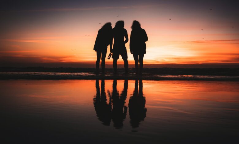 Quantos amigos você realmente precisa para ser feliz? A ciência revela