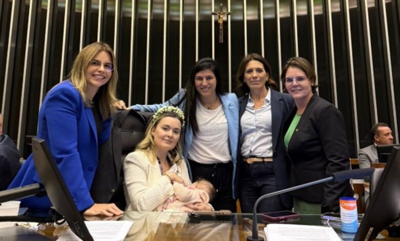 Deputado do PT aciona Conselho Tutelar após parlamentar bolsonarista levar bebê para ocupação da Câmara
