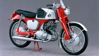 Descubra a origem das siglas CB, CBR e CR da Honda, seus significados incertos e como marcaram motos esportivas, urbanas e off-road.