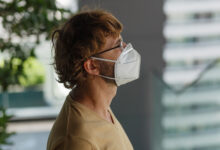 casos de COVID-19 disparam e autoridades soam o alerta