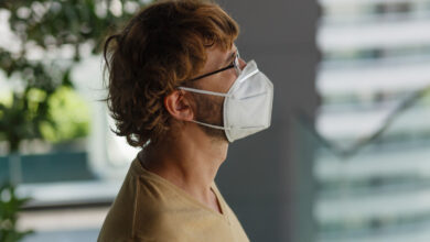 casos de COVID-19 disparam e autoridades soam o alerta