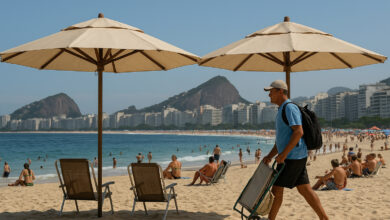 Praias do Rio de Janeiro com barracas padronizadas, quiosques e frequentadores aproveitando o verão sob o novo ordenamento da orla.