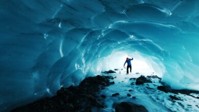 Cientistas fazem descoberta preocupante após explorar cavernas de gelo: "Precisamos pensar nas consequências"