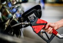 Veja os 5 golpes mais comuns ao abastecer carro em postos e aprenda como se proteger de fraudes que podem causar prejuízos e danos ao veículo.