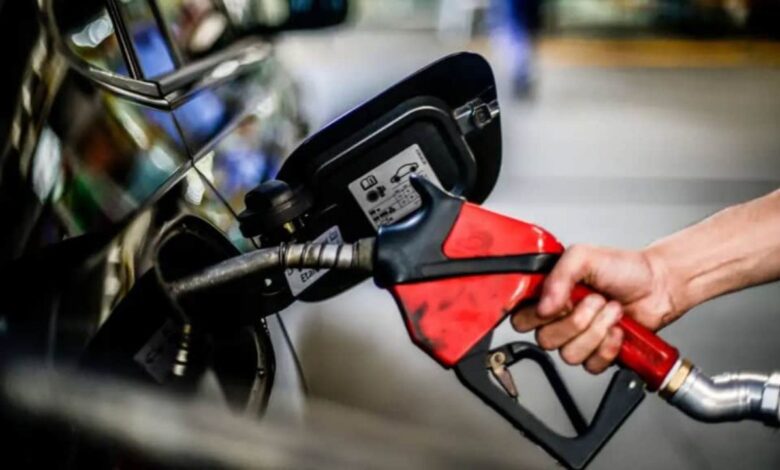 Veja os 5 golpes mais comuns ao abastecer carro em postos e aprenda como se proteger de fraudes que podem causar prejuízos e danos ao veículo.