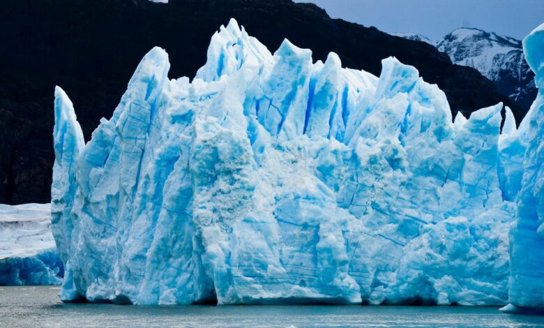 O que estava escondido por anos surge do gelo derretido na Antártida: cientistas perplexos