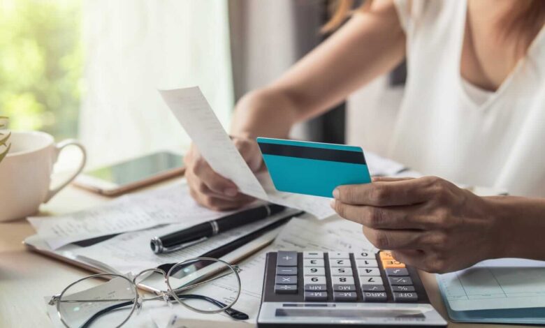 Quando uma pessoa falece sem deixar bens, quem arca com as dívidas? Descubra a legislação brasileira sobre dívidas de falecido, o processo de inventário e as exceções que podem impactar os herdeiros.