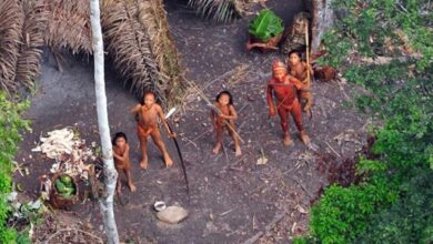 Imagens raras capturadas por drone revelam humanos isolados, cortados do mundo moderno