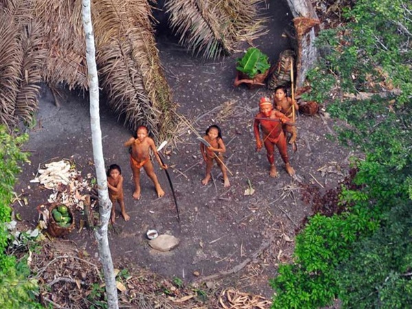 Imagens raras capturadas por drone revelam humanos isolados, cortados do mundo moderno