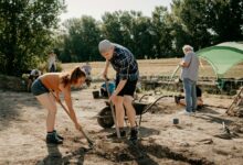 estudante encontra joia de ouro na primeira escavação da vida