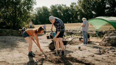 estudante encontra joia de ouro na primeira escavação da vida
